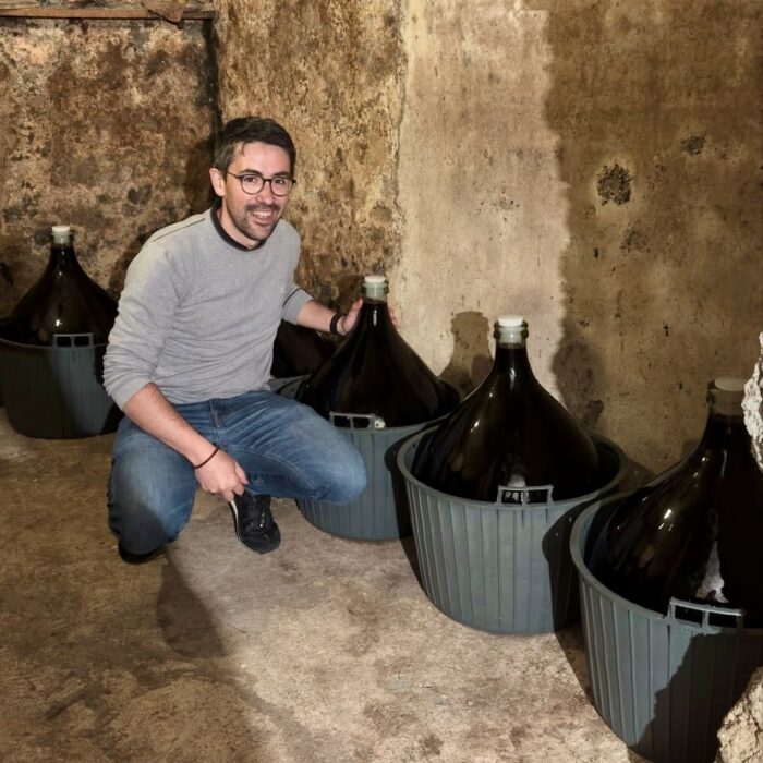 Pau Peyri von Familia Peyri, Priorat. Hier mit Demijohns im Bild. Im Portfolio von Vigneron Select